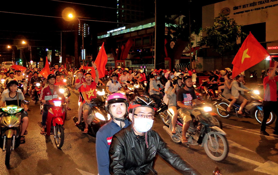 Mặc dù đông người tham gia cổ vũ nhưng trật tự giao thông vẫn được đảm bảo.