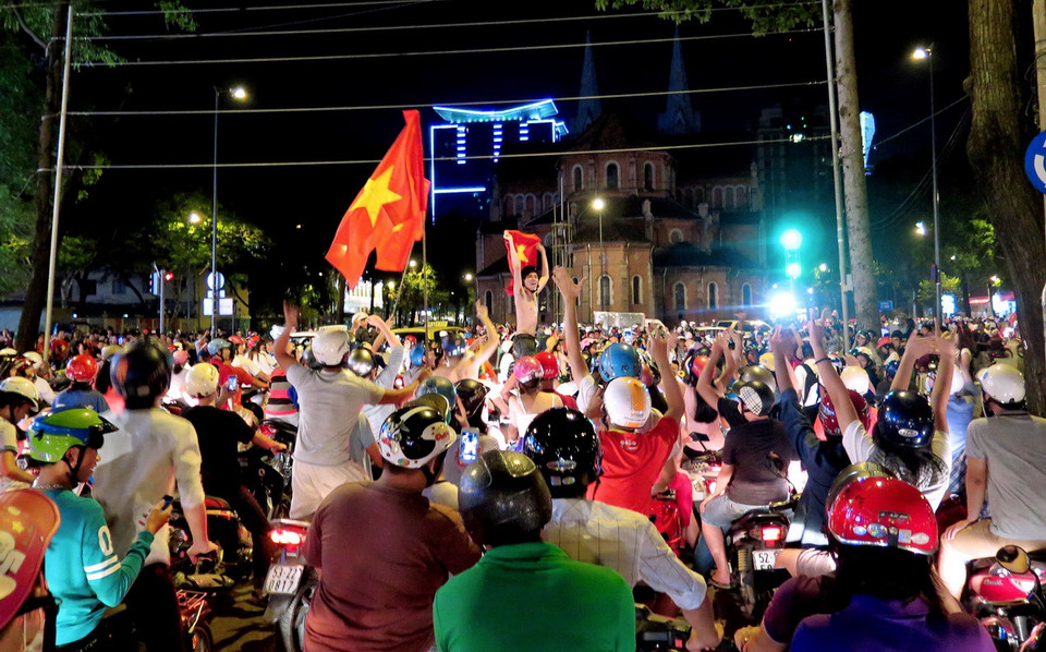 Khu vực nhà thờ Đức Bà tắc nghẽn vì hàng nghìn cổ động viên tập trung ăn mừng.