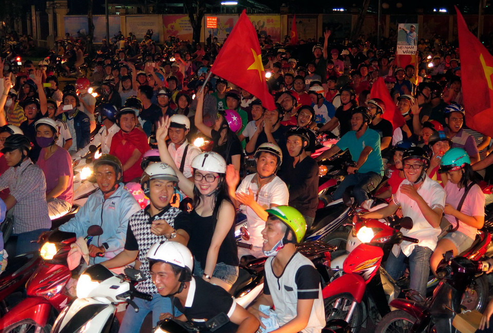 Các cổ động viên mãn nhãn vì chiến thắng tối 7/12 đã làm hài lòng người hâm mộ.