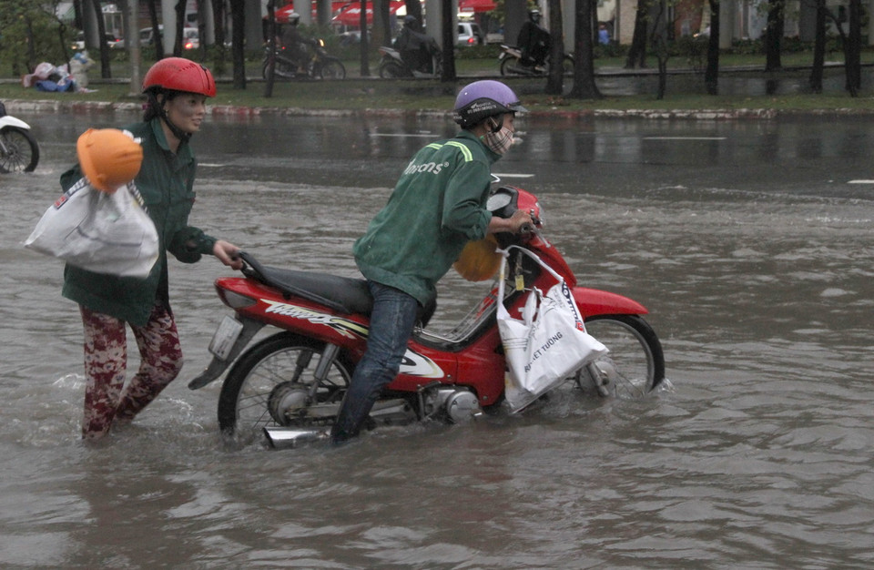 Xe chết máy phải dẫn bộ trên đường Nguyễn Hữu Cảnh. (Ảnh: Xuân Dự/TTXVN) 