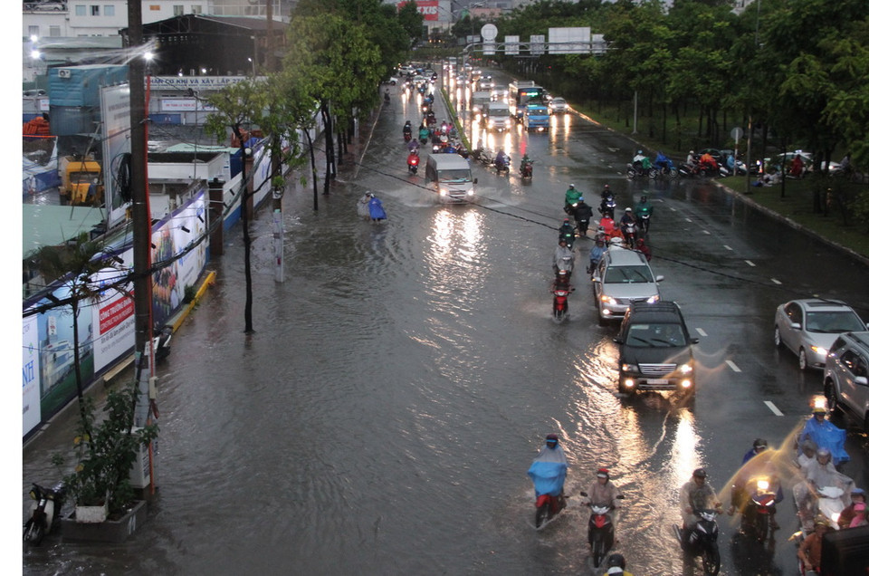 Đường Nguyễn Hữu Cảnh bị ngập nước phía bên dưới cầu vượt. (Ảnh: Xuân Dự/TTXVN) 