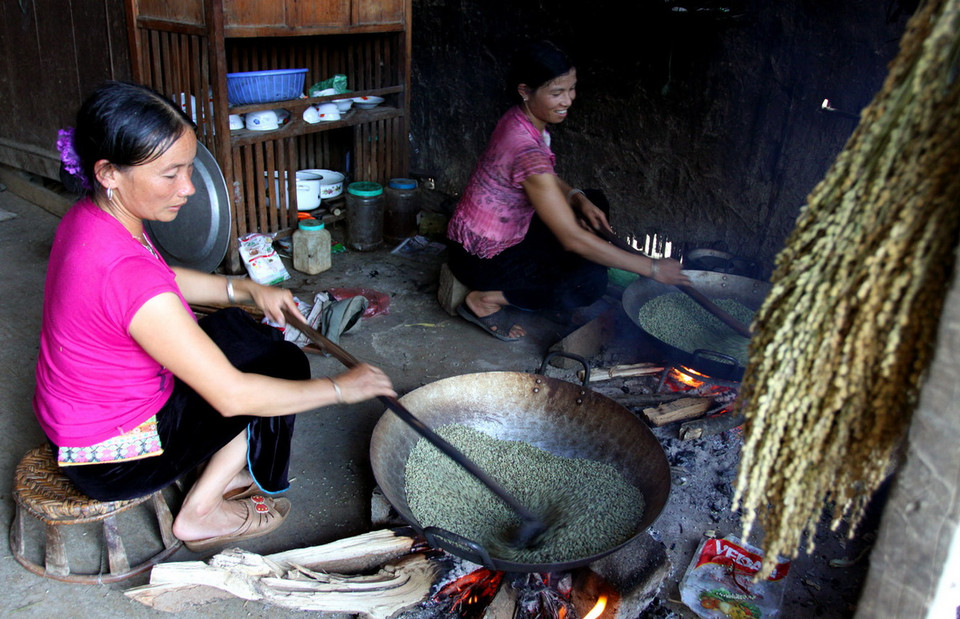 Để có được mẻ cốm ngon, cốm rang phải vừa tầm, bởi nếu quá lửa sẽ bị cứng, nếu non lửa thì thì bị mất đi độ dẻo, thơm. (Ảnh: Thế Duyệt/TTXVN)