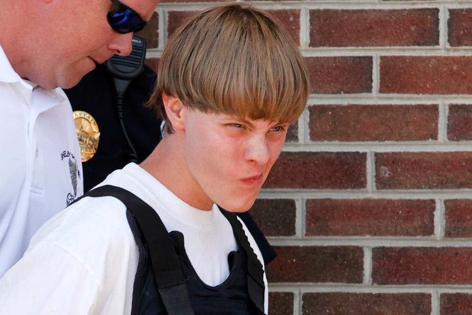 Ngày 17/6/2015, một thanh niên kỳ thị chủng tộc 21 tuổi có tên Dylann Roof đã bắt chết 9 người da đen trong một nhà thờ ở Charleston, Nam Carolina. Nghi phạm đã chờ ngày xét xử. (Nguồn: IBtimes)