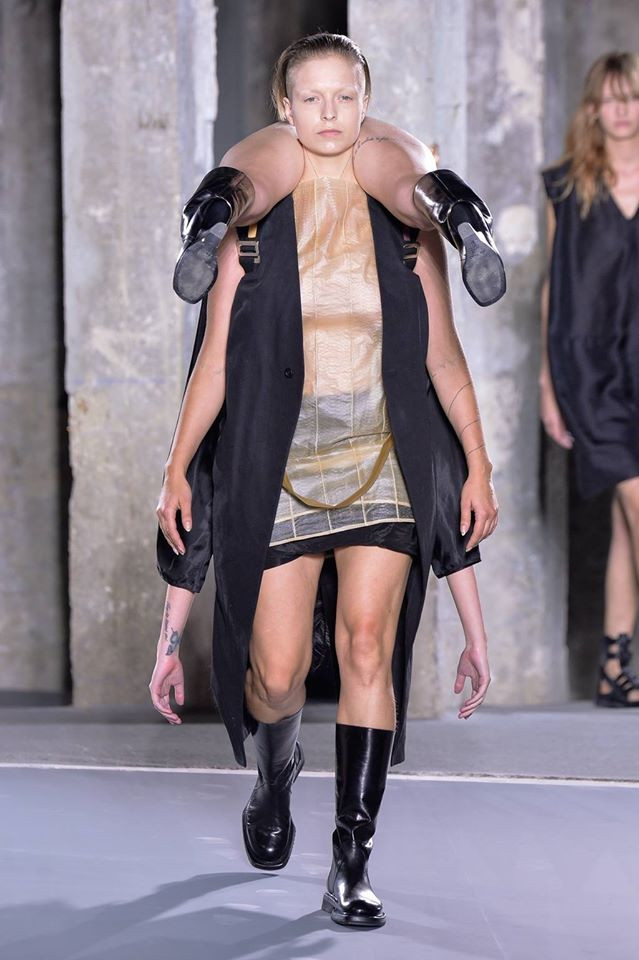 Nhà thiết kế Rick Owens vẫn nổi tiếng là có những ý tưởng táo bạo. (Nguồn: CCTVNews)