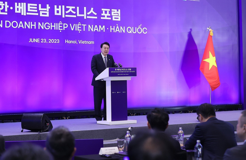 Tổng thống Yoon Suk Yeol phát biểu tại Diễn đàn Doanh nghiệp Việt Nam-Hàn Quốc tại Hà Nội chiều 23/6/2023. (Ảnh: Dương Giang/TTXVN)
