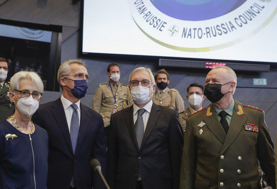 Cuộc họp Hội đồng Nga-Tổ chức Hiệp ước Bắc Đại Tây Dương (NATO) ngày 12/1/2022 tại Brussels (Bỉ), cùng với cuộc đàm phán an ninh Nga-Mỹ ngày 10/1 tại Geneva (Thụy Sĩ) và cuộc thảo luận giữa Nga và Tổ chức An ninh và Hợp tác châu Âu (OSCE) ngày 13/1 tại Vienna (Áo), đều liên quan tới hai dự thảo thỏa thuận an ninh mà Moskva đề xuất với Mỹ và NATO nhằm đưa ra các cam kết mới về bảo đảm an ninh giữa hai bên. Các cuộc đàm phán đã cho thấy những tín hiệu tích cực dù chưa hóa giải được bất đồng. Trong ảnh (từ trái sang): Thứ trưởng Ngoại giao Mỹ Wendy Sherman, Tổng thư ký NATO Jens Stoltenberg, Thứ trưởng Ngoại giao Nga Alexander Grushko và Thứ trưởng Quốc phòng Nga Alexander Fomin tại cuộc họp Hội đồng Nga-NATO ở Brussels (Bỉ), ngày 12/1/2022. (Ảnh: AFP/TTXVN)