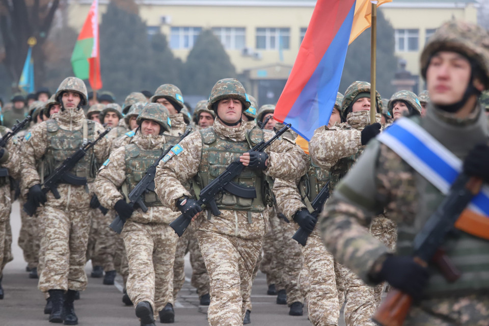 Ngày 13/1/2022, Bộ Quốc phòng Nga cho biết khoảng 2.000 binh sỹ gìn giữ hòa bình thuộc Tổ chức Hiệp ước An ninh tập thể (CSTO) đã bắt đầu rút quân khỏi Kazakhstan. Lực lượng này được triển khai tới Kazakhstan trong khuôn khổ CSTO nhằm giúp quốc gia thành viên này thiết lập lại trật tự sau khi xảy ra các cuộc biểu tình bạo lực. Trong ảnh: Binh sỹ gìn giữ hòa bình thuộc Tổ chức Hiệp ước An ninh tập thể (CSTO) tại buổi lễ kết thúc nhiệm vụ ở Almaty (Kazakhstan), ngày 13/1/2022. (Ảnh: THX/TTXVN)