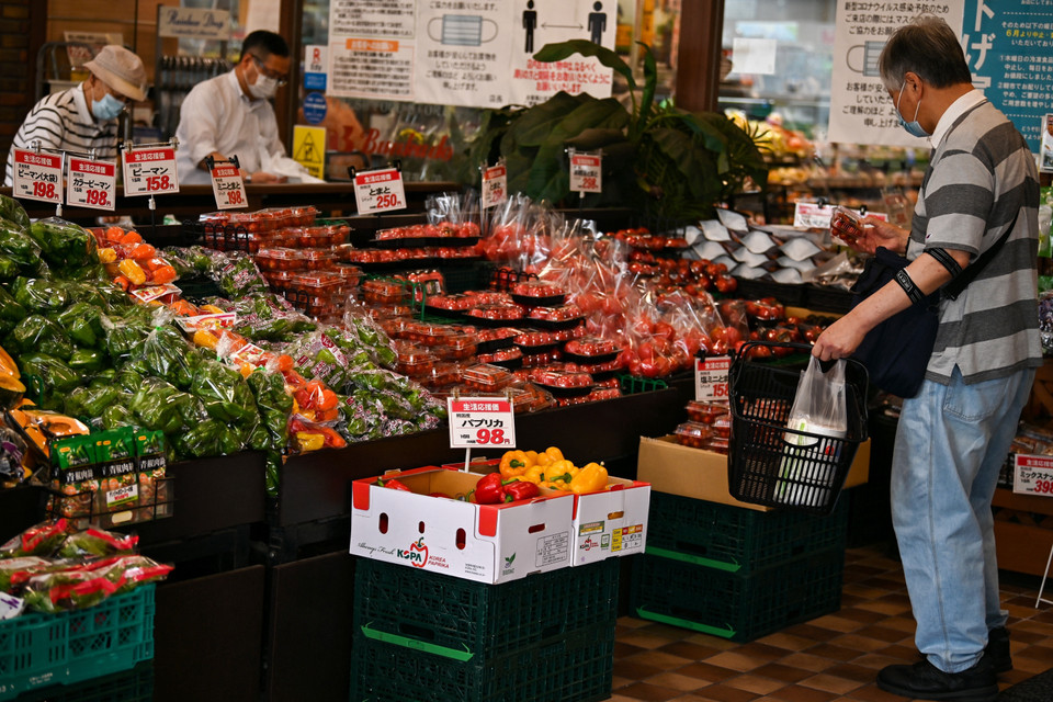 Ngày 11/1/2022, Ngân hàng thế giới (WB) dự báo tăng trưởng kinh tế toàn cầu sẽ đi xuống rõ rệt trong năm 2022 trong bối cảnh dịch COVID-19 phức tạp và chuỗi cung ứng chưa hồi phục. Trong báo cáo Triển vọng kinh tế toàn cầu, WB dự báo mức tăng trưởng kinh tế toàn cầu sẽ giảm xuống còn 4,1% trong năm 2022, thấp hơn so với mức 5,5% của năm 2021. Trong ảnh: Người dân mua hàng trong siêu thị tại Tokyo (Nhật Bản). (Ảnh: AFP/TTXVN)