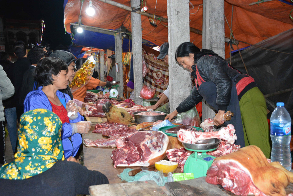 Mặt hàng thịt bò tại chợ Viềng luôn được khách hàng lựa chọn vì thịt bò có màu đỏ mang đến sự may mắn. (Ảnh Công Luật/TTXVN)