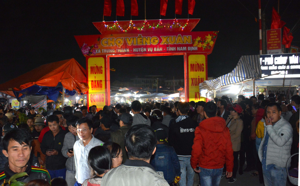 Nổi tiếng là một phiên chợ 'Mua may, bán rủi' mỗi năm chỉ họp duy nhất một lần vào đêm mùng 7 rạng sáng mùng 8 tháng Giêng, chợ Viềng từ lâu đã trở thành nơi gặp gỡ, giao lưu văn hóa, hội tụ tinh hoa sản vật của mọi miền. (Ảnh: Công Luật/TTXVN)