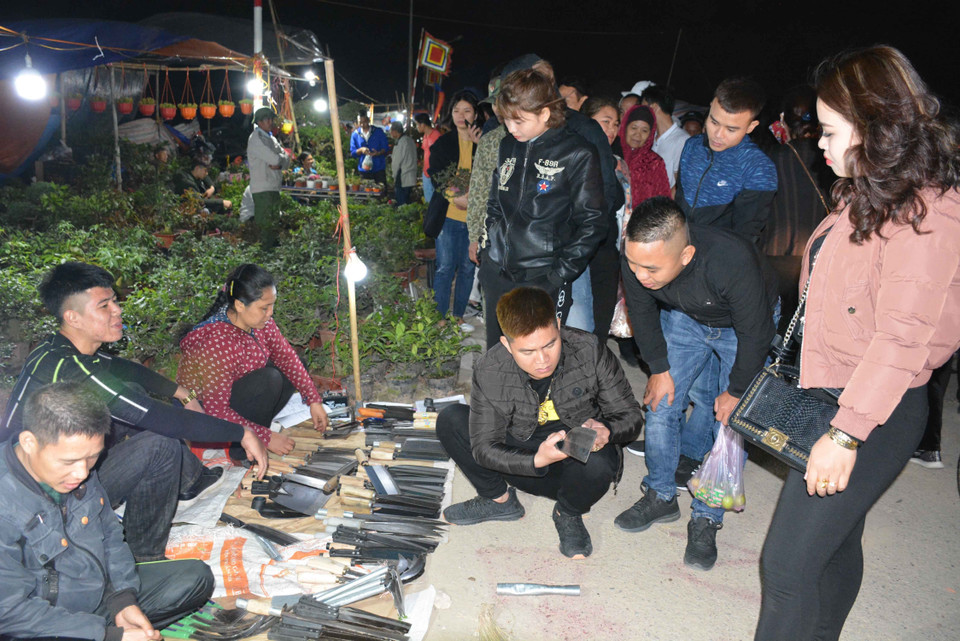 Các gian hàng bày bán nông cụ, đồ dao, kéo luôn được du khách quan tâm và chọn mua. (Ảnh Công Luật/TTXVN)