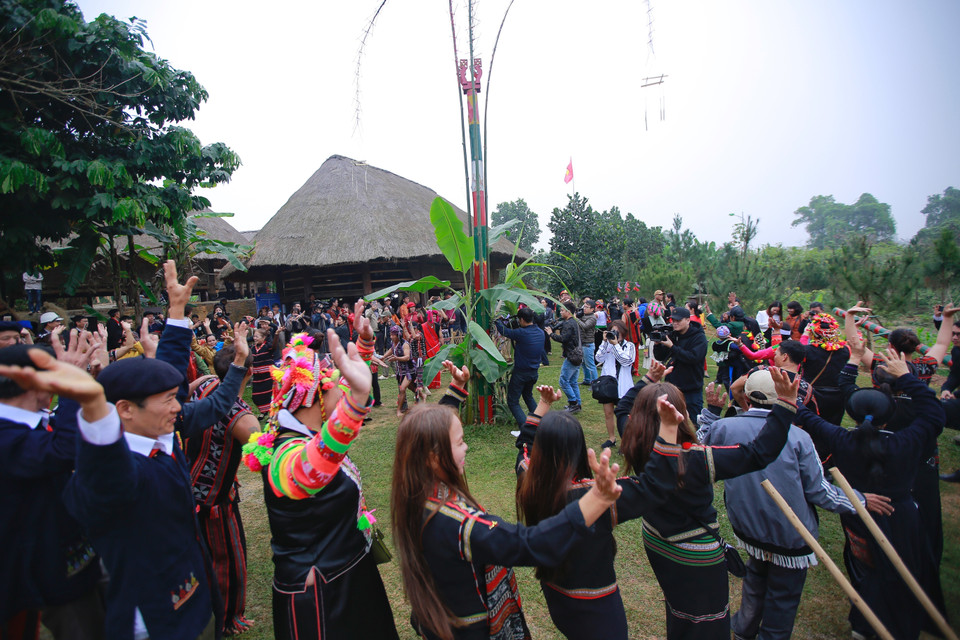 Đồng bào dân tộc Tà Ôi vui múa hát các điệu múa truyền thống trong ngày hội. (Ảnh: Trọng Đạt/TTXVN)