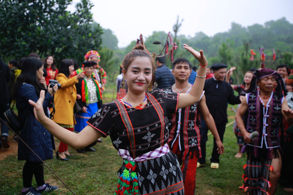 Đồng bào dân tộc Tà Ôi vui múa hát các điệu múa truyền thống trong ngày hội “Sắc Xuân trên mọi miền Tổ quốc” Xuân Kỷ Hợi. (Ảnh: Trọng Đạt/TTXVN)