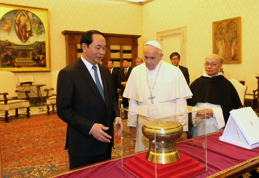 Chủ tịch nước Trần Đại Quang tặng quà lưu niệm cho Giáo hoàng Francis. (Ảnh: Nhan Sáng/TTXVN)
