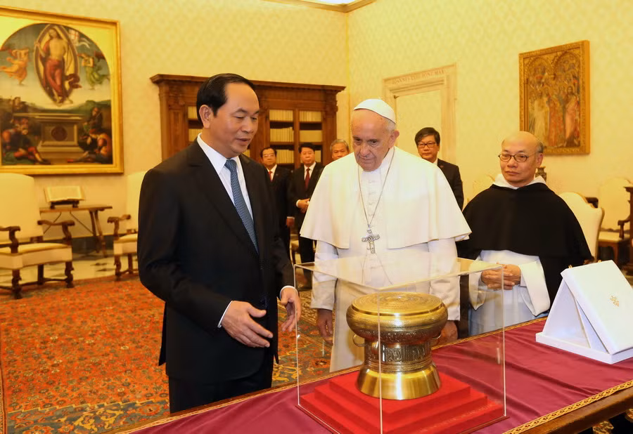 Chủ tịch nước Trần Đại Quang tặng quà lưu niệm cho Giáo hoàng Francis. (Ảnh: Nhan Sáng/TTXVN)
