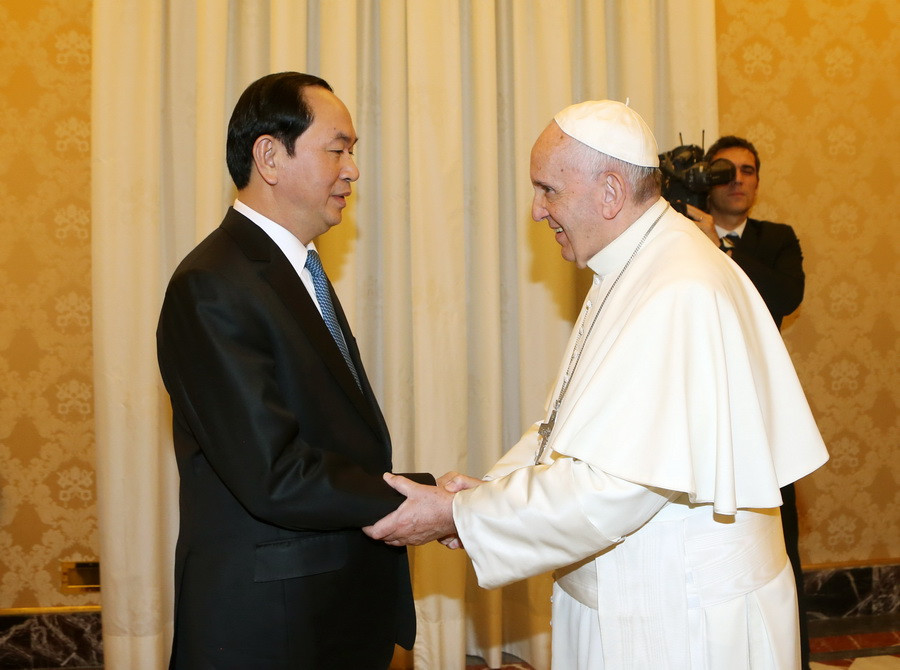 Giáo hoàng Francis đón tiếp Chủ tịch nước Trần Đại Quang. (Ảnh: Nhan Sáng/TTXVN)
