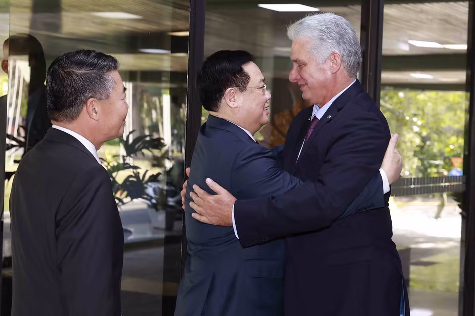 Bí thư thứ nhất Ban Chấp hành Trung ương Đảng Cộng sản Cuba, Chủ tịch nước Cộng hòa Cuba Miguel Díaz-Canel đón Chủ tịch Quốc hội Vương Đình Huệ đến dự phiên họp. (Ảnh: Doãn Tấn/TTXVN)