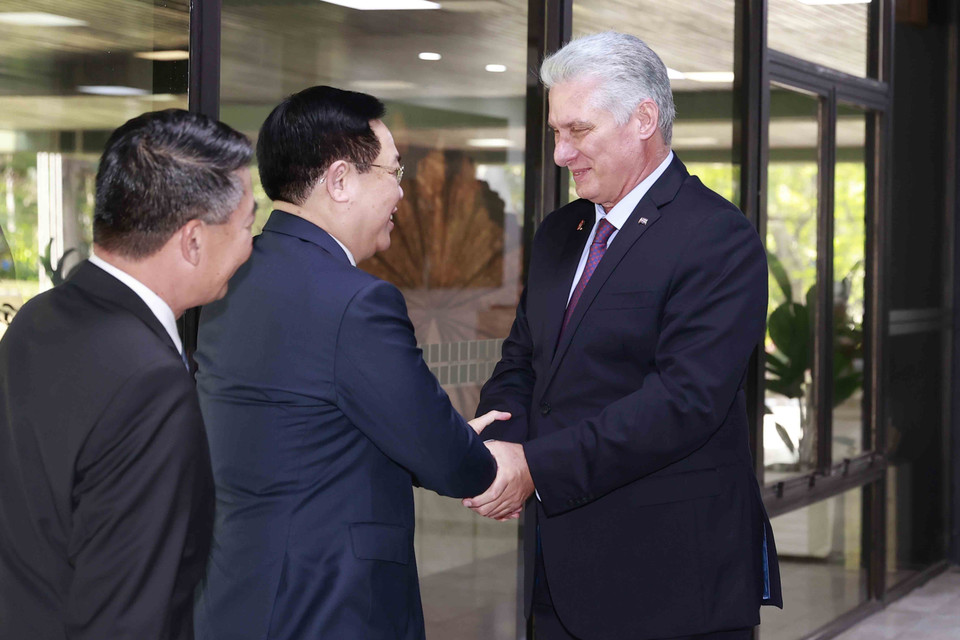 Bí thư thứ nhất Ban Chấp hành Trung ương Đảng Cộng sản Cuba, Chủ tịch nước Cộng hòa Cuba Miguel Díaz-Canel đón Chủ tịch Quốc hội Vương Đình Huệ đến dự phiên họp. (Ảnh: Doãn Tấn/TTXVN)