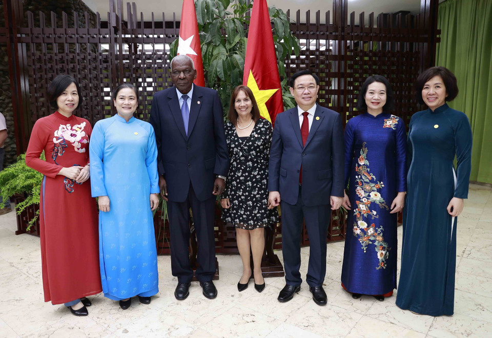 Chủ tịch Quốc hội Vương Đình Huệ và Chủ tịch Quốc hội Cuba Esteban Lazo Hernandez với đại biểu. (Ảnh: Doãn Tấn/TTXVN)