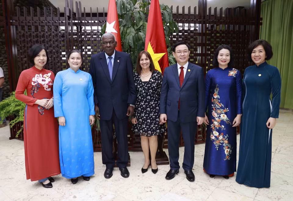 Chủ tịch Quốc hội Vương Đình Huệ và Chủ tịch Quốc hội Cuba Esteban Lazo Hernandez với đại biểu. (Ảnh: Doãn Tấn/TTXVN)