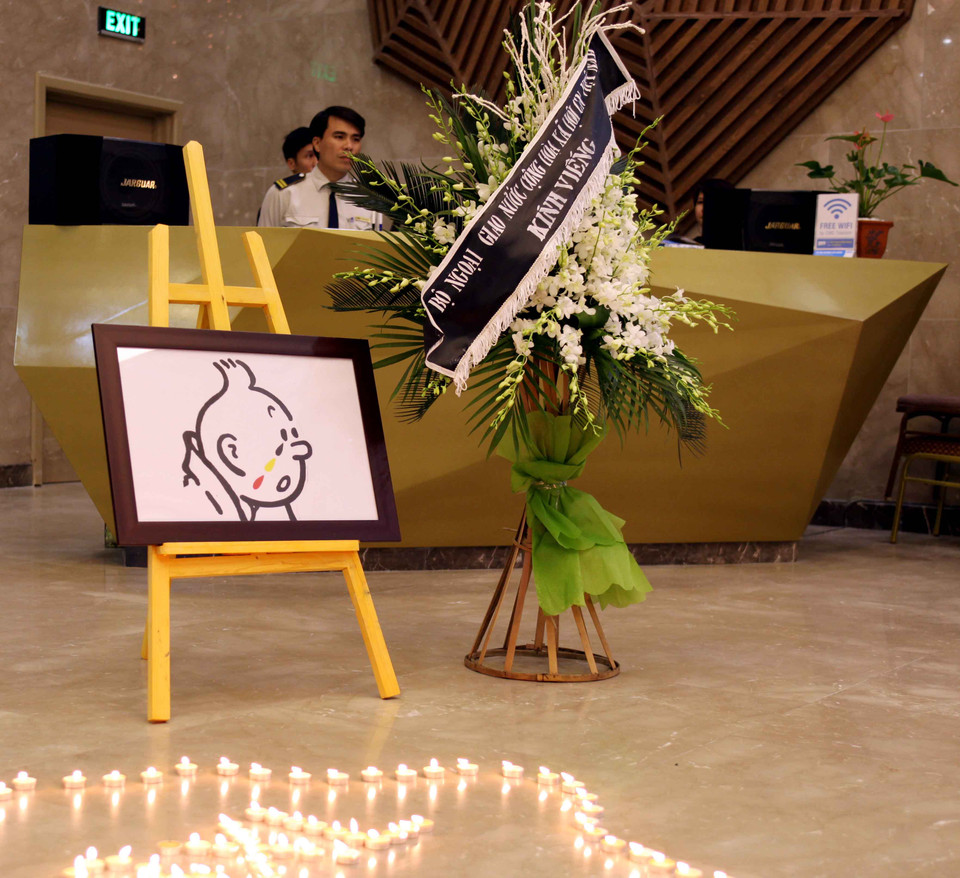 Hình ảnh nhân vật truyện tranh Tintin khóc xuất hiện trong buổi tưởng niệm (Tintin là nhân vật chính trong loạt truyện tranh nổi tiếng của nhà văn Bỉ Georges Remi với bút danh là Herge). (Ảnh: Doãn Đức/Vietnam+)