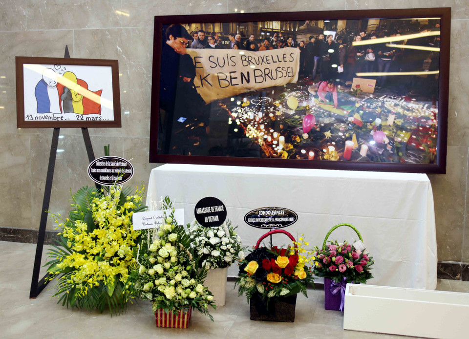 Buổi lễ tưởng niệm được tổ chức tại sảnh của Tháp Hà Nội (Hai Bà Trưng, Hà Nội). (Ảnh: Doãn Đức/Vietnam+)