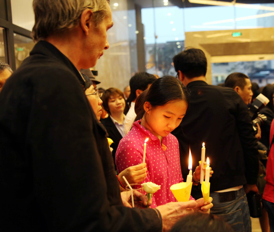 Những ngọn nến đầu tiên được thắp lên. (Ảnh: Doãn Đức/Vietnam+)