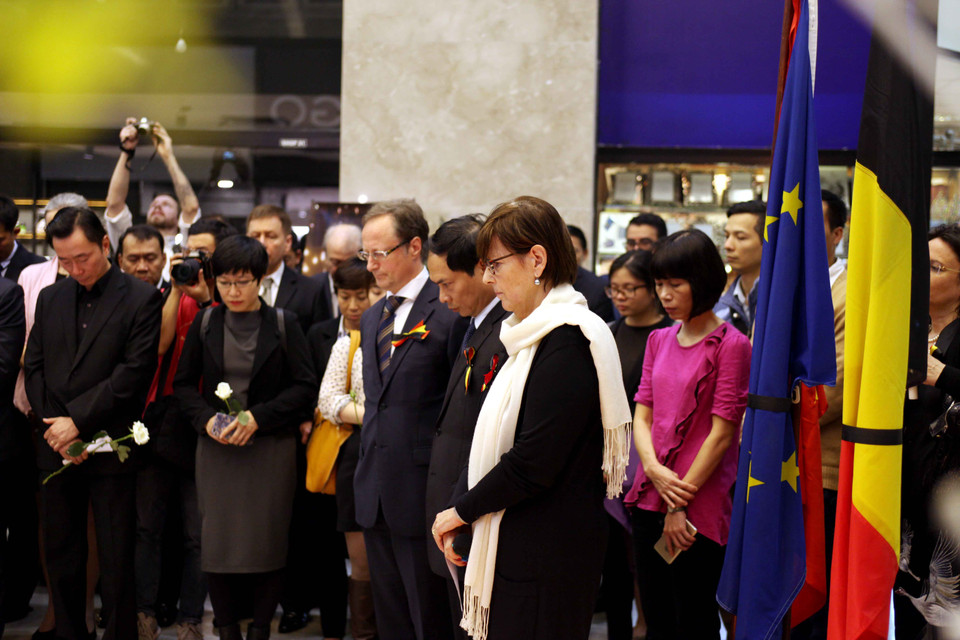 Phút mặc niệm cho các nạn nhân vô tội của các vụ khủng bố bằng bom ngày 22/3/2016 tại Brussels. (Ảnh: Doãn Đức/Vietnam+)