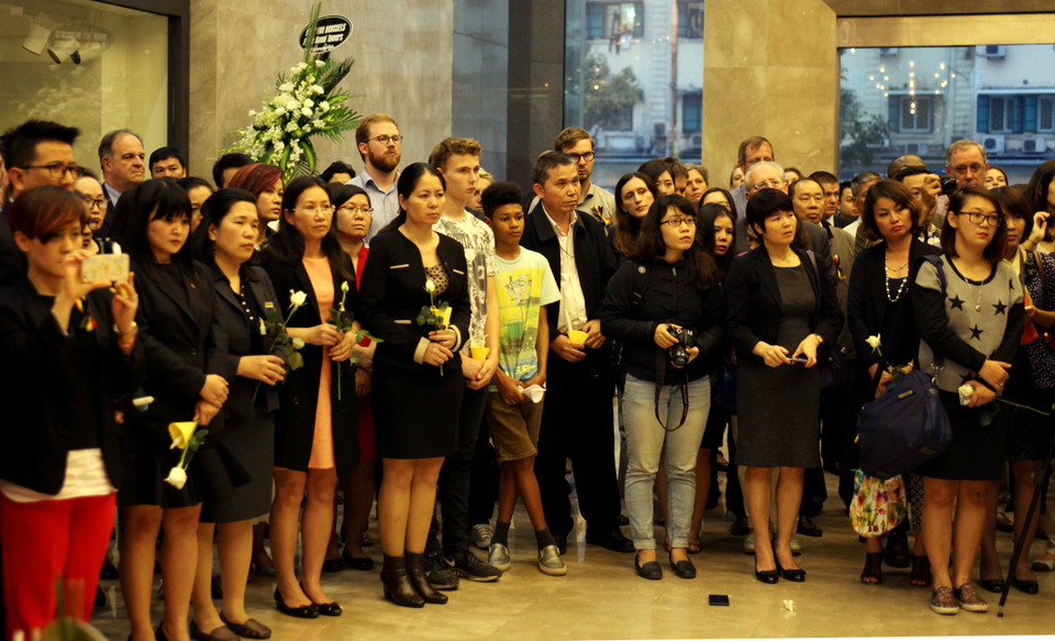 Rất nhiều Đại sứ các nước tại Hà Nội cũng đến chia buồn với người dân Bỉ. (Ảnh: Doãn Đức/Vietnam+)