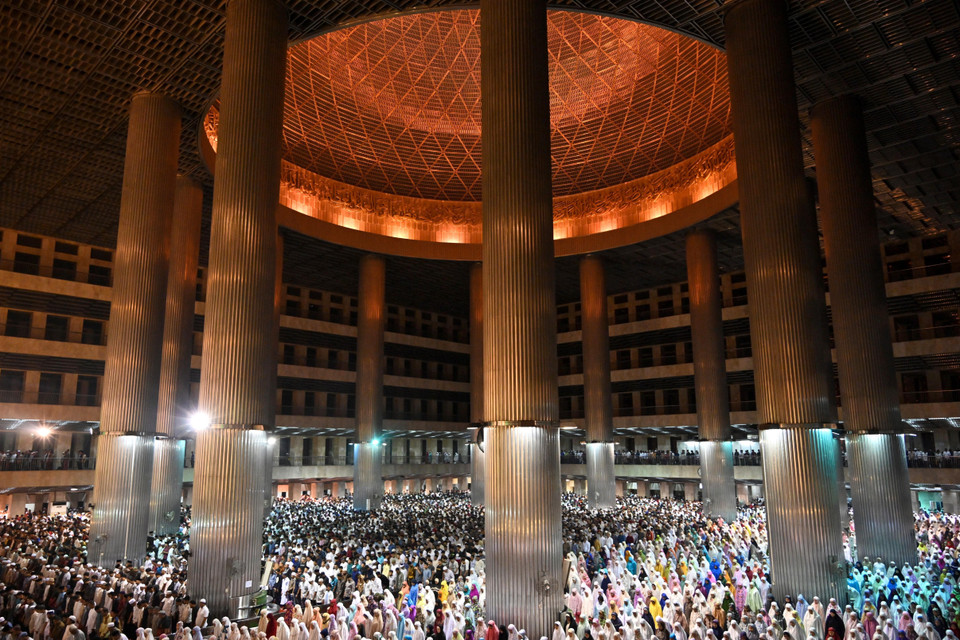 Các tín đồ Hồi giáo cầu nguyện trong đêm đầu tiên của tháng lễ Ramadan tại đền thờ Istiqlal ở Jakarta, Indonesia ngày 5/5/2019. (Nguồn: AFP/TTXVN)