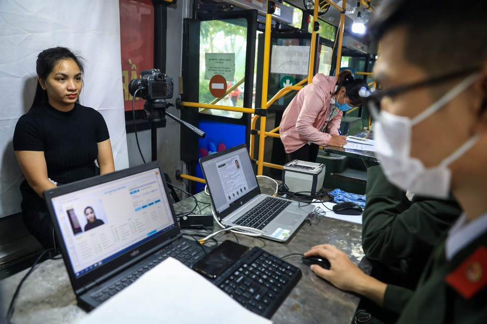 Các công đoạn lấy dấu vân tay điện tử, chụp ảnh thẻ được thực hiện ngay trong xe buýt lưu động. (Ảnh: Thành Đạt/TTXVN)