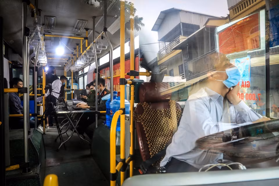 Đối với các nhóm công dân hoặc trường hợp đơn lẻ, có thể nghiên cứu phương án bố trí phương tiện gom công dân tập trung về một điểm hoặc đến tận nhà công dân để tiến hành thu nhận hồ sơ cấp căn cước công dân. (Ảnh: Thành Đạt/TTXVN)
