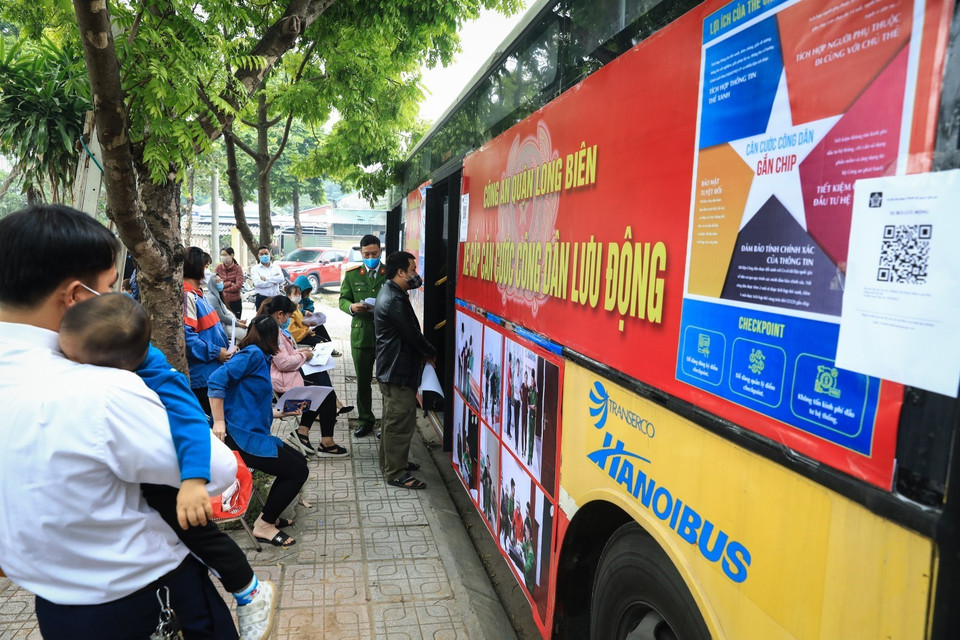 Mô hình thu nhận hồ sơ, cấp căn cước công dân lưu động trên xe buýt được Công an quận Long Biên sáng tạo triển khai theo gợi ý của Công an thành phố Hà Nội. (Ảnh: Thành Đạt/TTXVN)