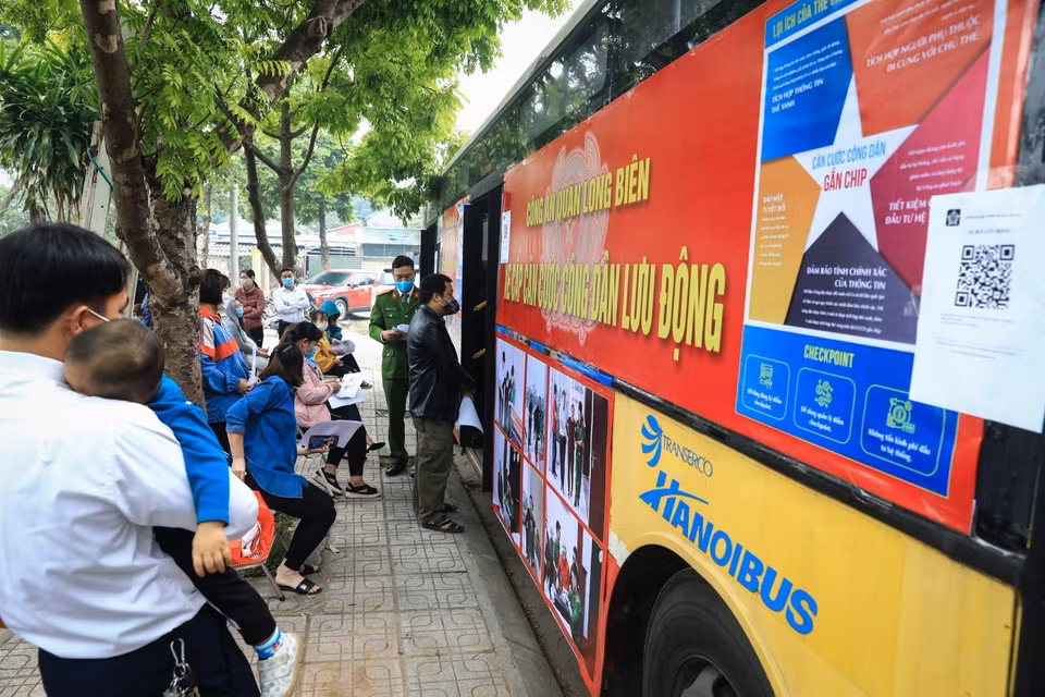 Mô hình thu nhận hồ sơ, cấp căn cước công dân lưu động trên xe buýt được Công an quận Long Biên sáng tạo triển khai theo gợi ý của Công an thành phố Hà Nội. (Ảnh: Thành Đạt/TTXVN)