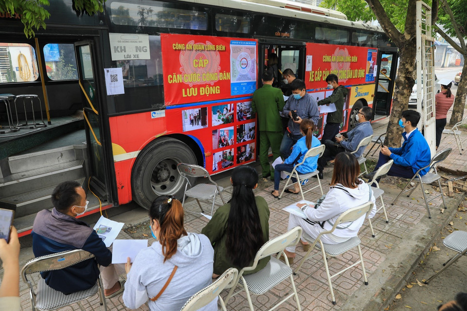 Trước cửa xe buýt lưu động cấp căn cước công dân cho người dân được sắp xếp ghế ngồi đảm bảo giãn khoảng cách phòng chống dịch. (Ảnh: Thành Đạt/TTXVN)
