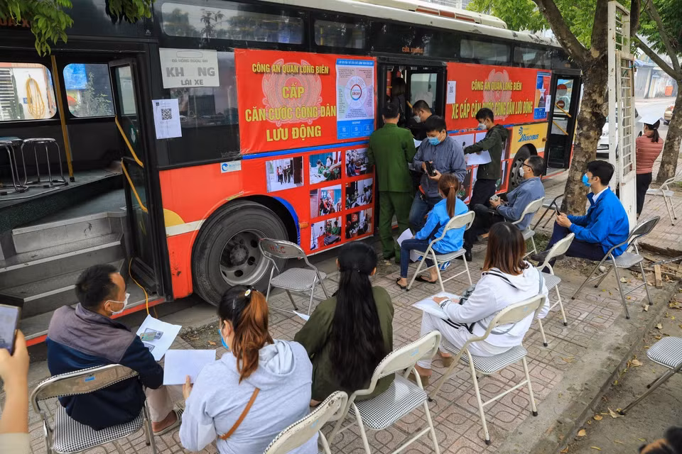 Trước cửa xe buýt lưu động cấp căn cước công dân cho người dân được sắp xếp ghế ngồi đảm bảo giãn khoảng cách phòng chống dịch. (Ảnh: Thành Đạt/TTXVN)