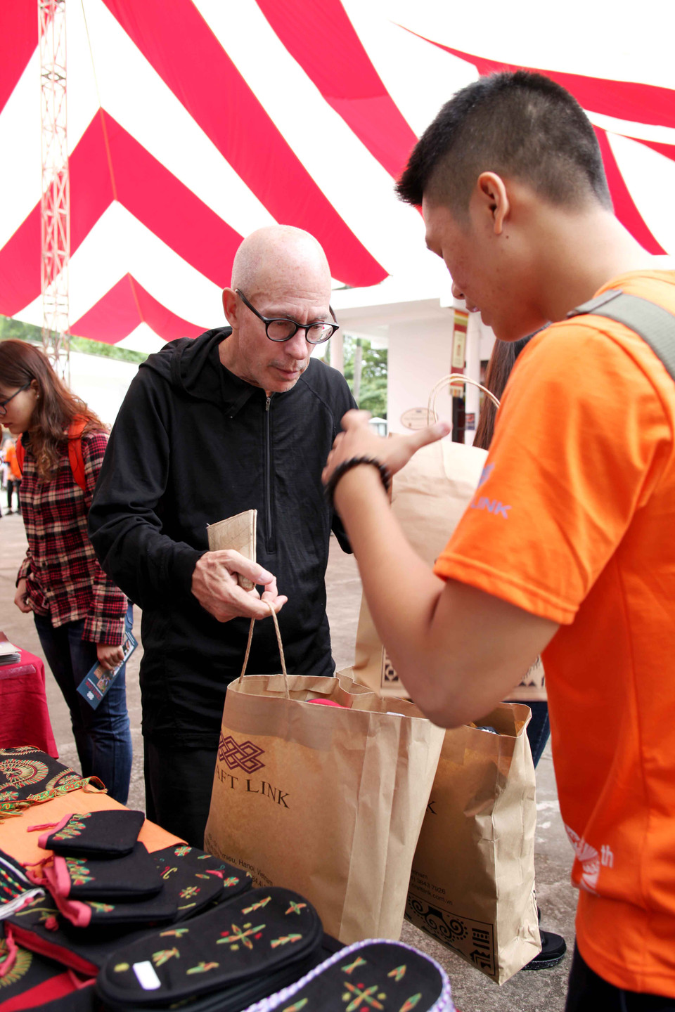 Vị khách này chọn mua được khá nhiều đồ ưng ý từ nhiều gian hàng. (Ảnh: Doãn Đức/Vietnam+)