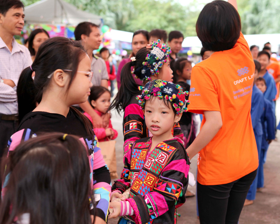 Các hoạt động vui chơi giải trí, các hoạt động mang tính giáo dục cho trẻ cũng song hành với hội chợ. (Ảnh: Doãn Đức/Vietnam+)