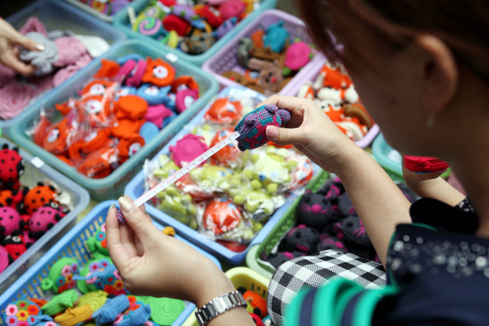 Một số sản phẩm thủ công truyền thống có trong hội chợ. (Ảnh: Doãn Đức/Vietnam+)