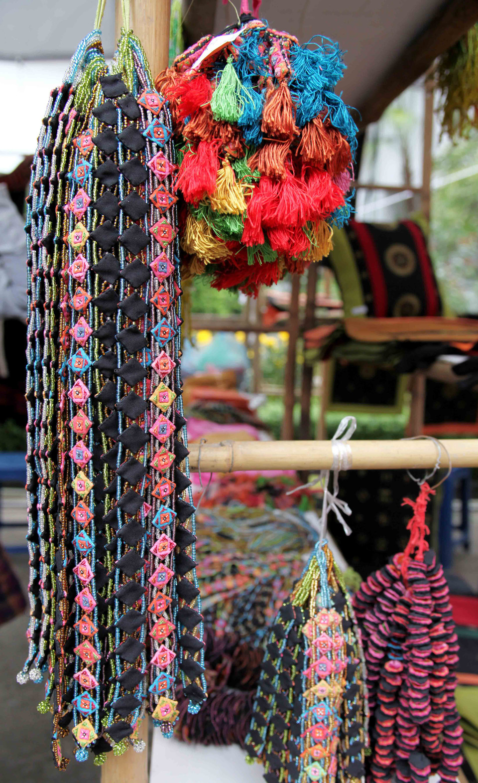 Một số sản phẩm thủ công truyền thống có trong hội chợ. (Ảnh: Doãn Đức/Vietnam+)