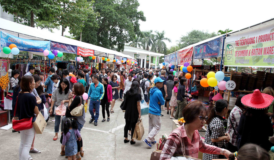 Mục đích của hoạt động là trợ giúp các nhóm dân tộc thiểu số, các nhóm khuyết tật và các nhóm làng nghề... khôi phục nền văn hóa truyền thống và tăng thêm thu nhập cho các thợ thủ công nghèo. (Ảnh: Doãn Đức/Vietnam+)