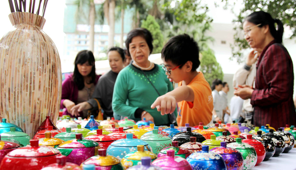 Một số sản phẩm thủ công truyền thống có trong hội chợ. (Ảnh: Doãn Đức/Vietnam+)