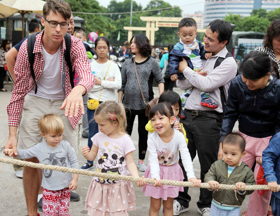 Các hoạt động vui chơi giải trí, các hoạt động mang tính giáo dục cho trẻ cũng song hành với hội chợ. (Ảnh: Doãn Đức/Vietnam+)