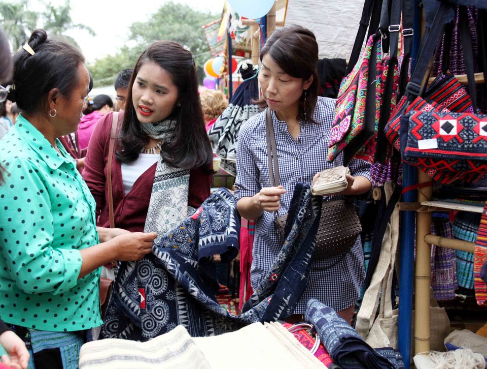 Thông qua hội chợ, các nhóm sản xuất không chỉ bán được hàng, tăng thêm thu nhập cho bản thân, mà còn có dịp để giao lưu trực tiếp với du khách và hiểu kỹ hơn về thị hiếu và thói quen tiêu dùng của họ. (Ảnh: Doãn Đức/Vietnam+)