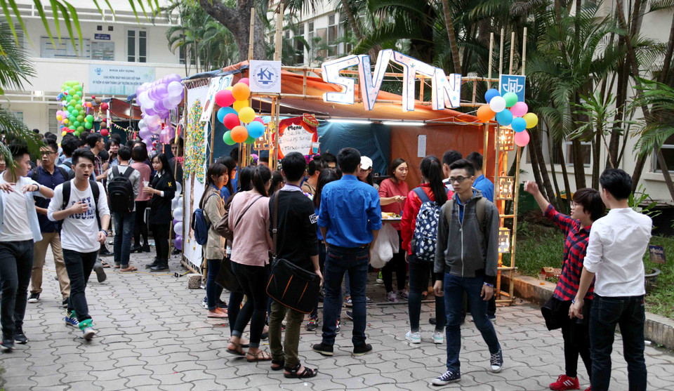  Đây là nơi các bạn được thỏa sức sáng tạo, thể hiện bản thân từ công việc chuẩn bị, trang trí trại... cho đến tiếp thị làm sao cho hiệu quả, thu hút được nhiều người hơn biết đến sản phẩm của mình. (Ảnh: Doãn Đức/Vietnam+)