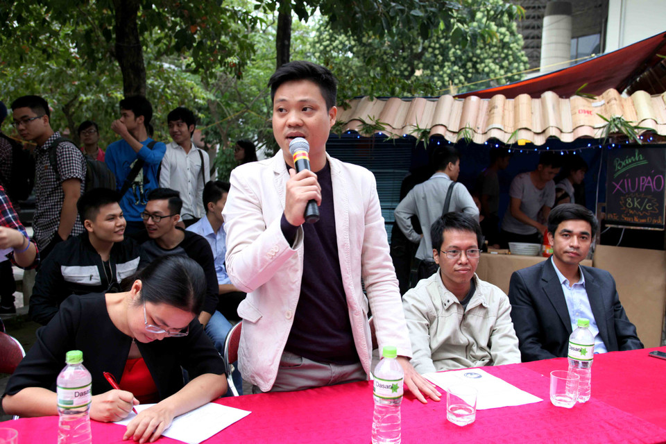 Anh Nguyễn Đức Khởi – giảng viên Khoa Nội thất và Mỹ thuật công nghiệp, trường Đại học Kiến trúc Hà Nội cho biết: ‘Chương trình chào tân sinh viên năm nay có quy mô hoành tráng và tổ chức chuyên nghiệp hơn các năm trước, không gian hội trại rất sáng tạo, mang lại nhiều điều mới lạ hơn’. (Ảnh: Doãn Đức/Vietnam+)