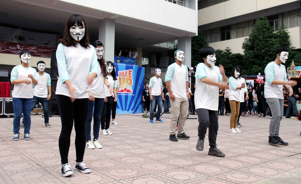 Ngay từ đầu giờ chiều, Cuộc thi nhảy Flashmob chào đón khóa 2015 với chủ đề ‘BE ALL YOU CAN BE’ (hãy là tất cả những gì bạn muốn) với sự tham gia của các Liên chi Đoàn sinh viên, câu lạc bộ trong trường đã diễn ra vô cùng sôi động. (Ảnh: Doãn Đức/Vietnam+)