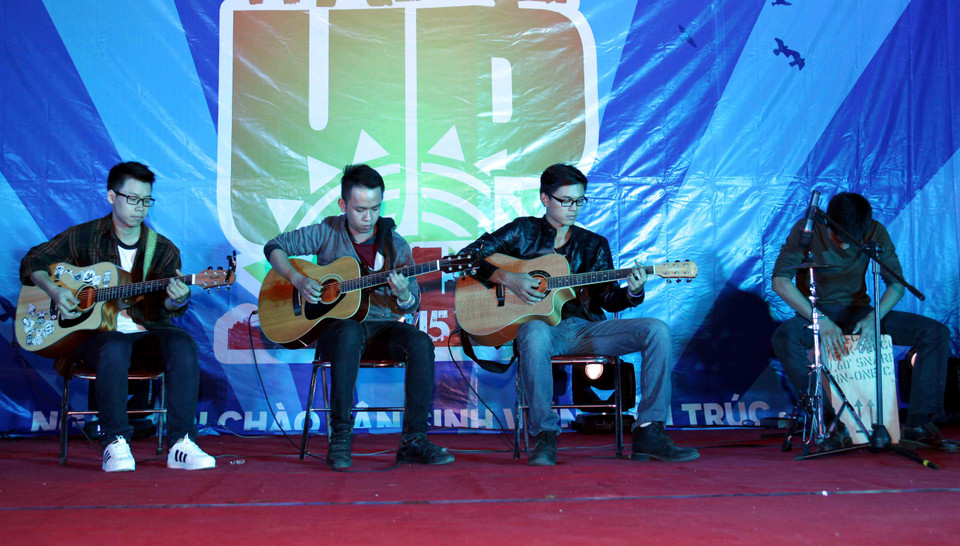 Tiết mục hòa tấu của câu lạc bộ guitar – một trong những câu lạc bộ lâu đời nhất của trường Đại học Kiến Trúc Hà Nội. (Ảnh: Doãn Đức/Vietnam+)