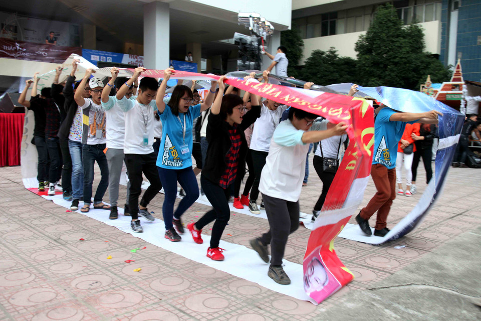 Các bạn sinh viên trong và ngoài trường tham gia các trò chơi đòi hỏi tính tập thể, phối hợp với nhau thật chuẩn xác. (Ảnh: Doãn Đức/Vietnam+)