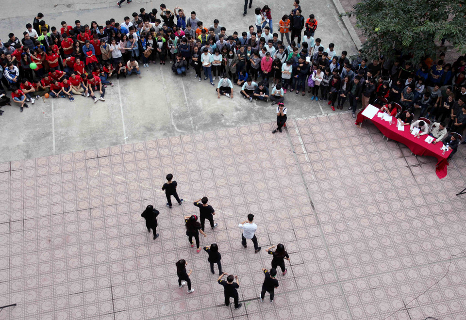 Các nhóm nhảy đã cùng nhau tranh tài và cống hiến cho khán giả những màn vũ đạo bốc lửa, kỹ thuật điêu luyện. (Ảnh: Doãn Đức/Vietnam+)